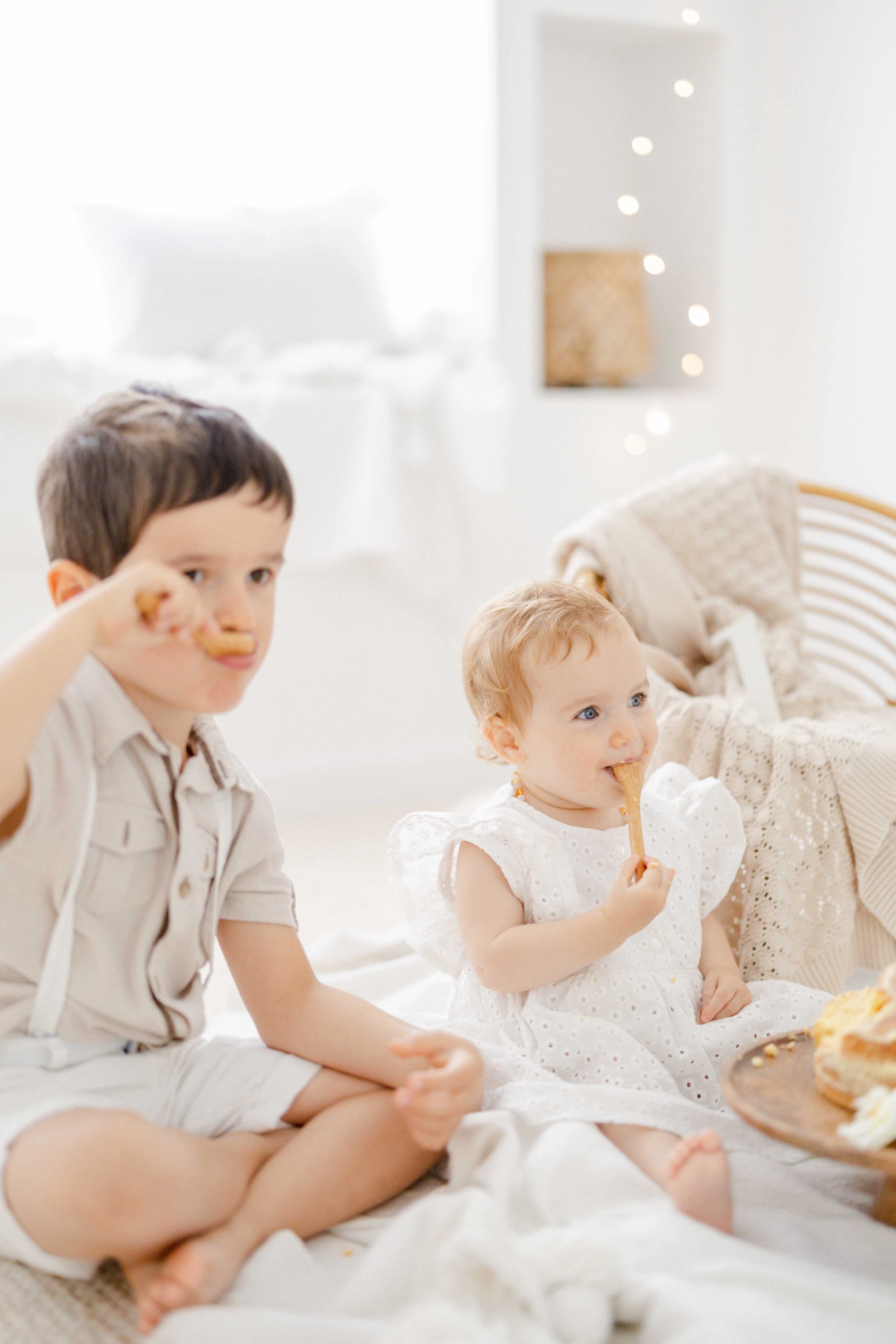 enfant bonheur jouer avec les enfants gris anniversaire